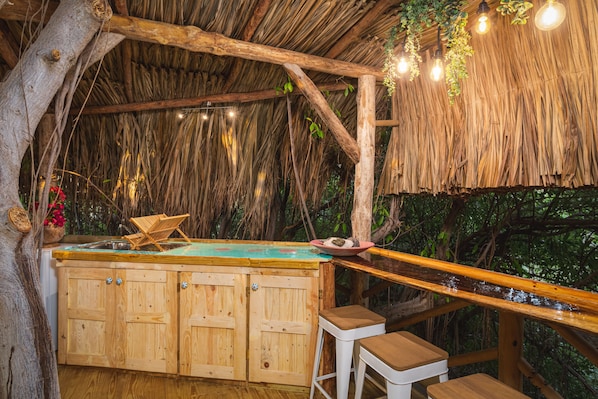 Romantic Tree House | Private kitchen | Fridge, microwave, stovetop, coffee/tea maker - Mondi Lodge (Sint Michiel)