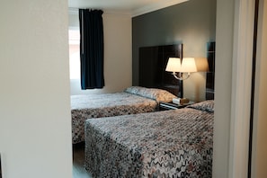 Standard Single Room, 2 Queen Beds, Non Smoking | WiFi (free), bed sheets - Mountain Inn (Ontario)