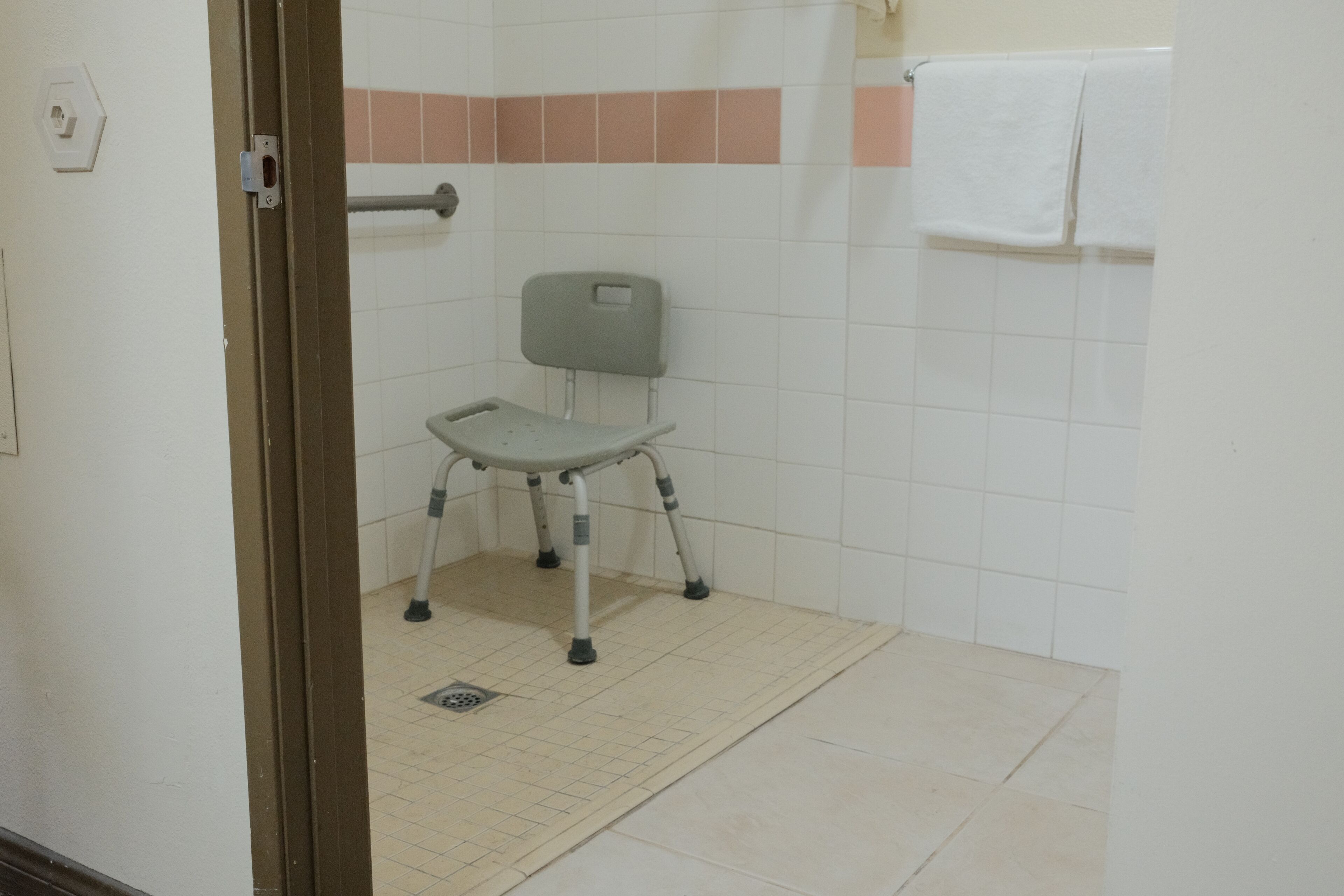 Habitación individual estándar, 1 cama King size, regadera para personas con discapacidad | Baño | Tina con regadera, amenidades de baño gratuitas, secadora de cabello 