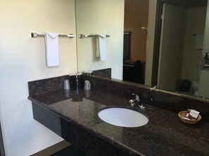 Combined shower/bathtub, free toiletries, hair dryer, towels - Mountain Inn (Ontario)