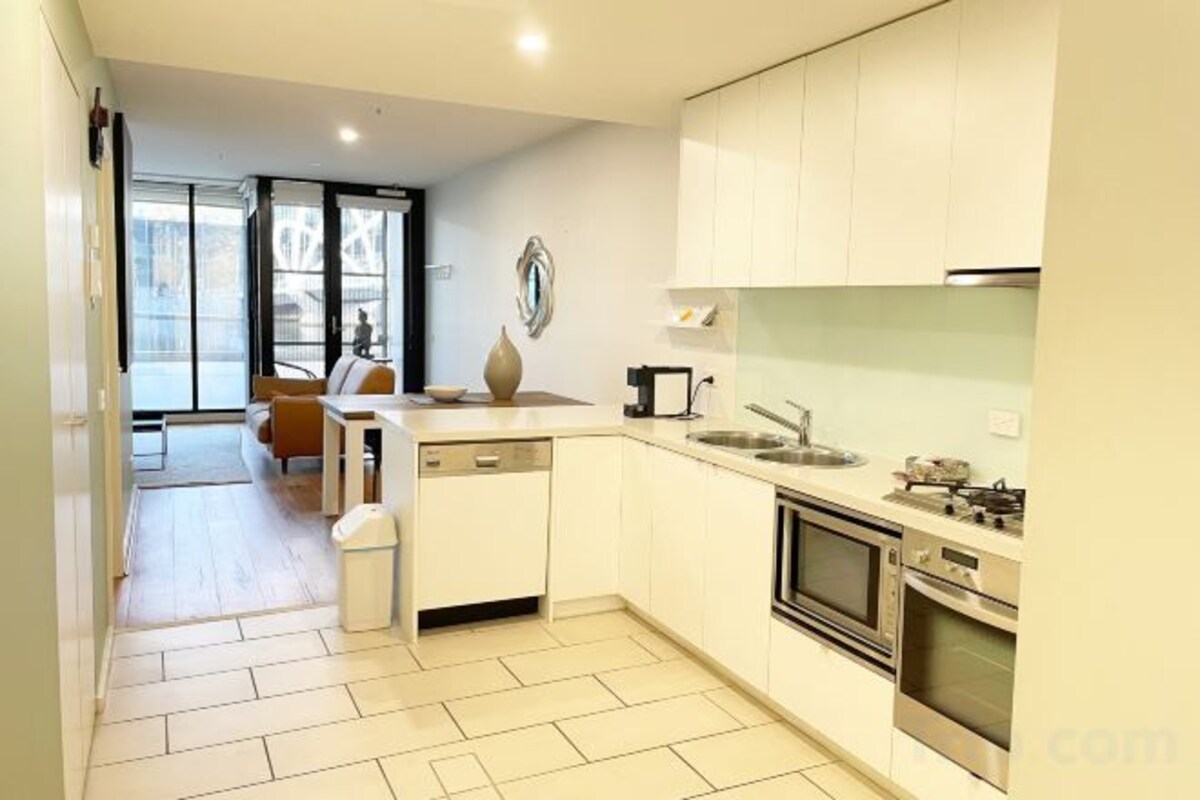 Private kitchen | Espresso maker, coffee/tea maker, full-size fridge, microwave
