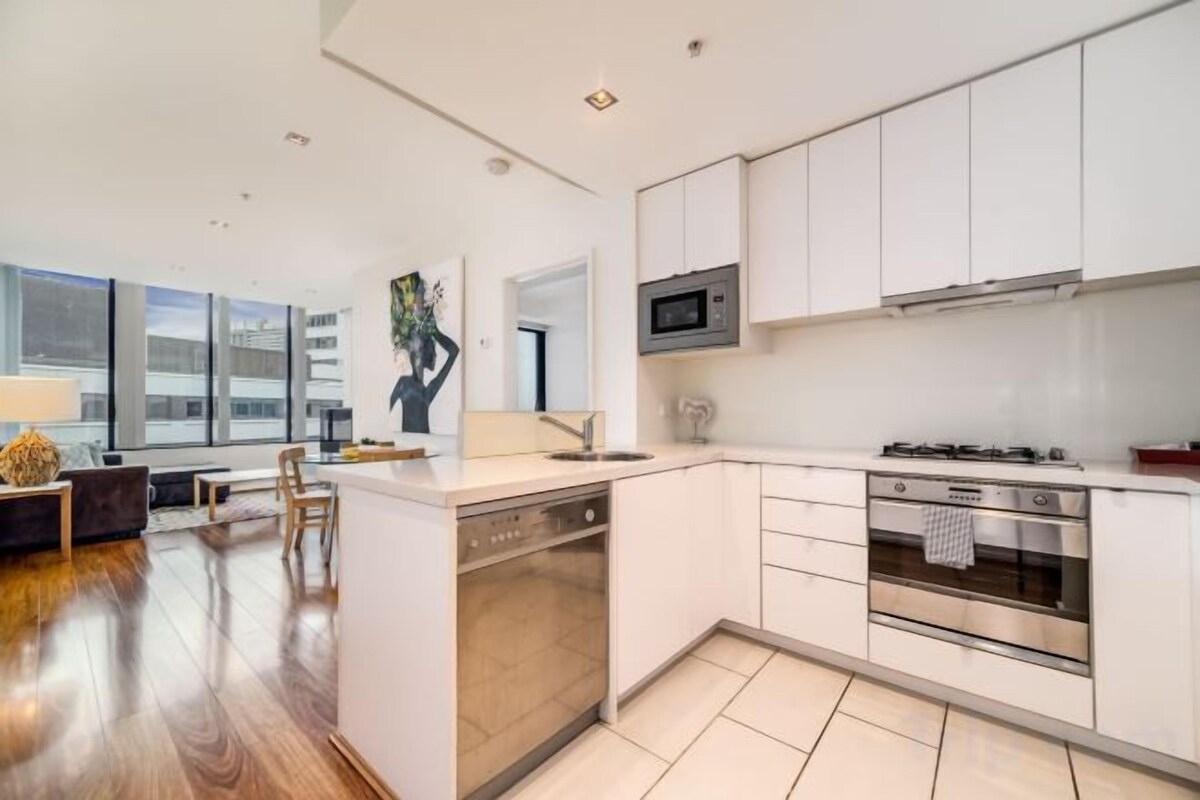 Private kitchen | Espresso maker, coffee/tea maker, full-size fridge, microwave