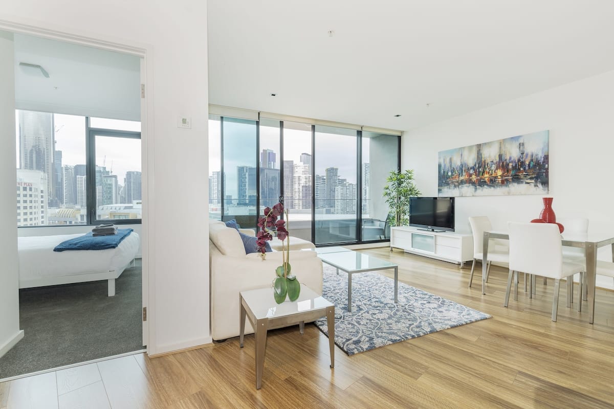 Executive appartement, 2 slaapkamers, uitzicht op rivier | Woonruimte | Een 50-inch flatscreentelevisie met digitale zenders en een televisie