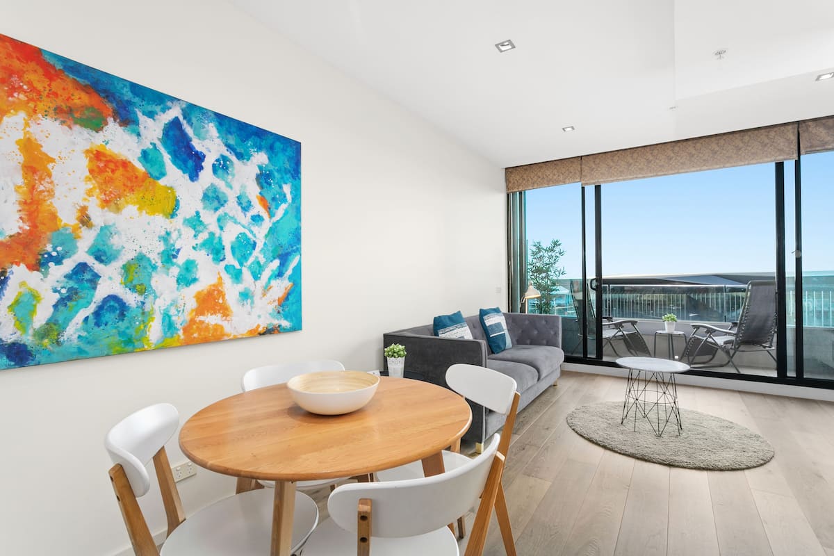Appartement, 2 slaapkamers, uitzicht op rivier | Woonruimte | Een 50-inch flatscreentelevisie met digitale zenders en een televisie