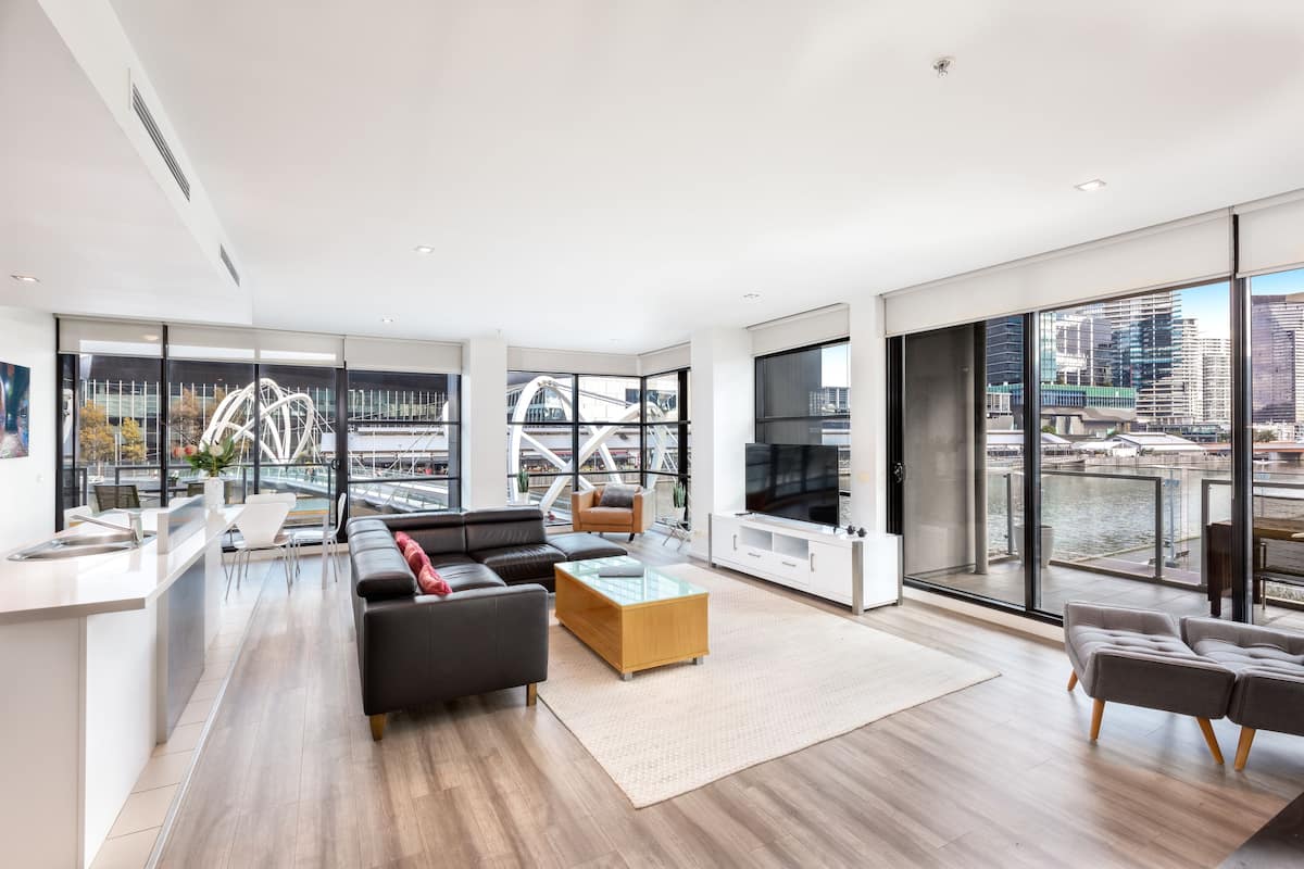 Executive appartement, 3 slaapkamers, uitzicht op rivier | Woonruimte | Een 50-inch flatscreentelevisie met digitale zenders en een televisie