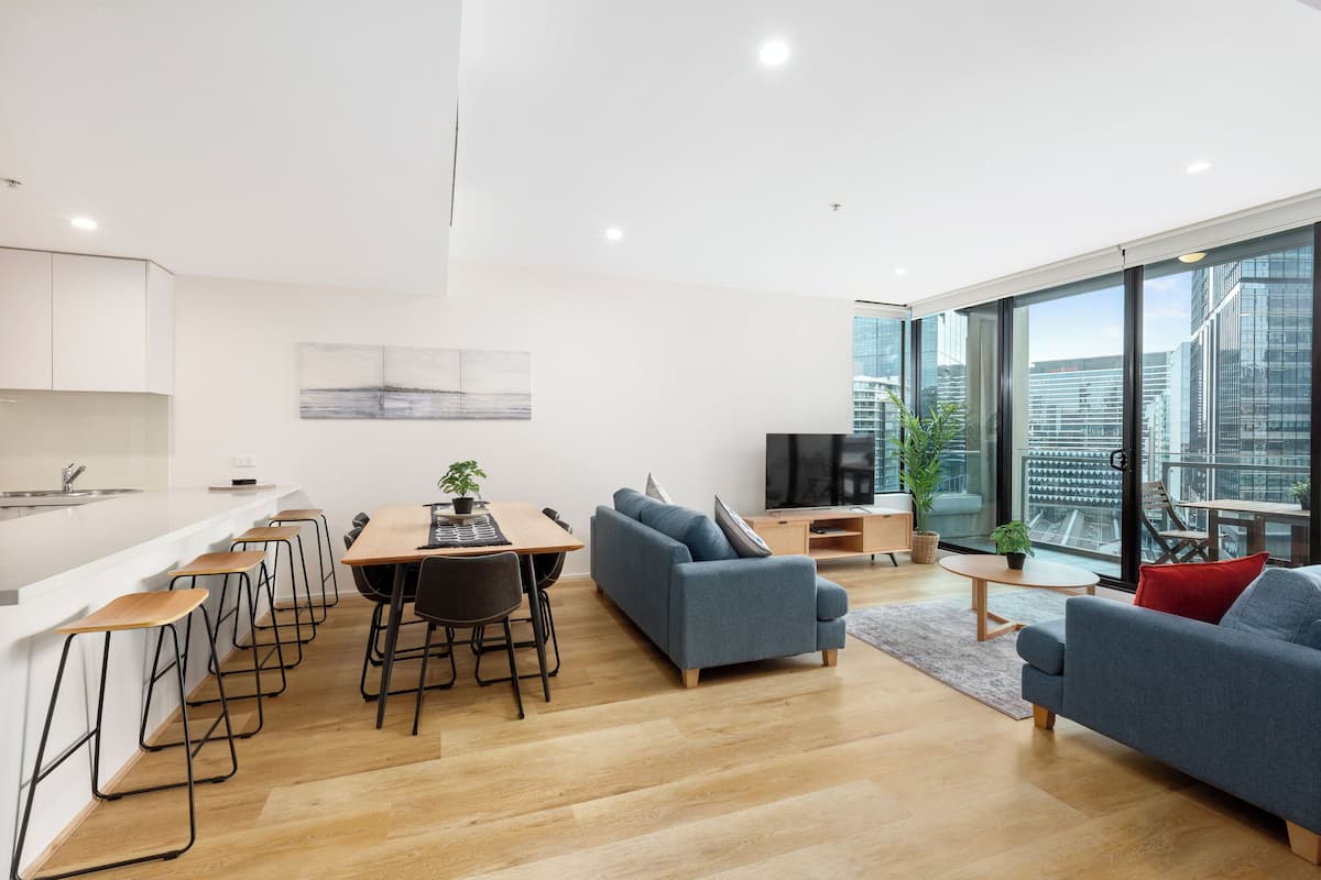 Appartement, 3 slaapkamers, uitzicht op stad (NON River View) | Woonruimte | Een 50-inch flatscreentelevisie met digitale zenders en een televisie