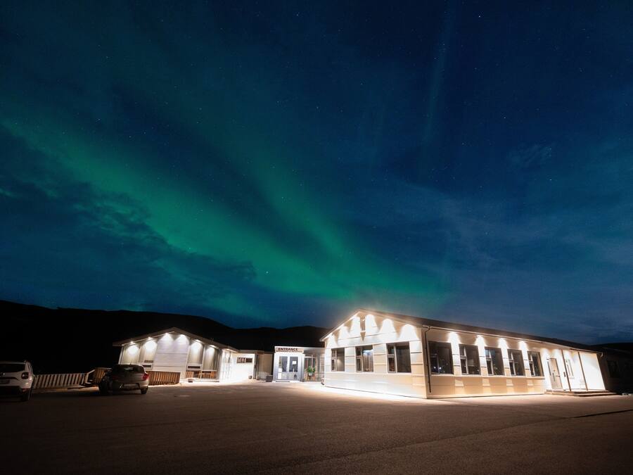 Voorkant accommodatie - avond/nacht