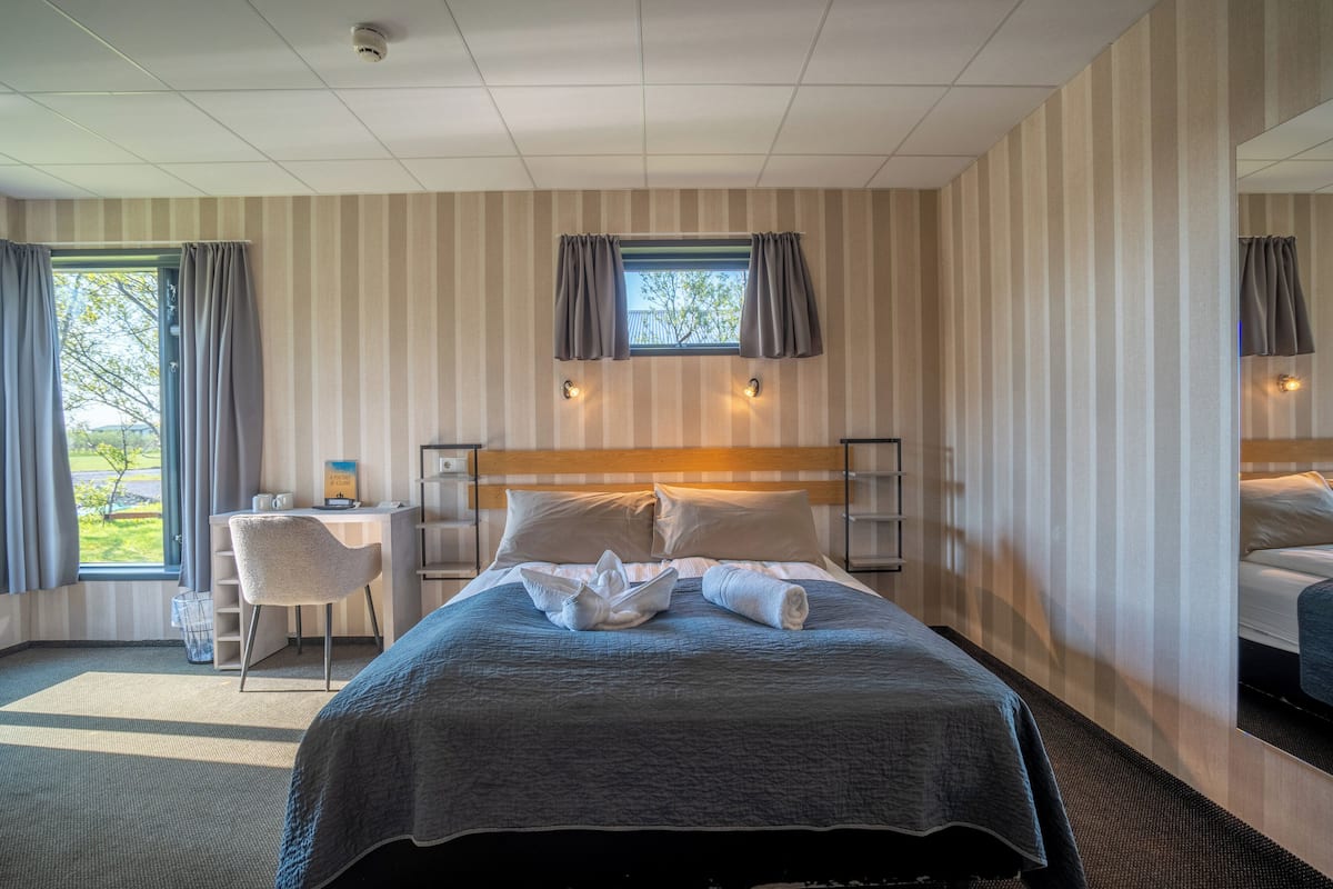 Habitación familiar | Espacio para trabajar con laptop, cortinas blackout y wifi gratis