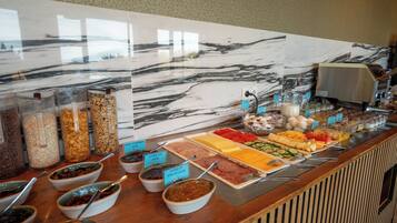 Petit déjeuner buffet servi tous les jours en supplément