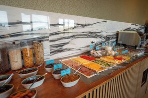 Tägliches Frühstücksbuffet gegen Gebühr