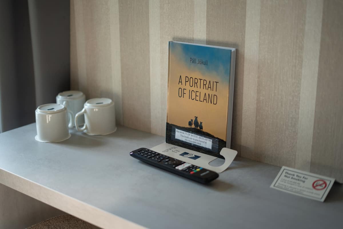 1 habitación, espacio para trabajar con laptop y cortinas blackout