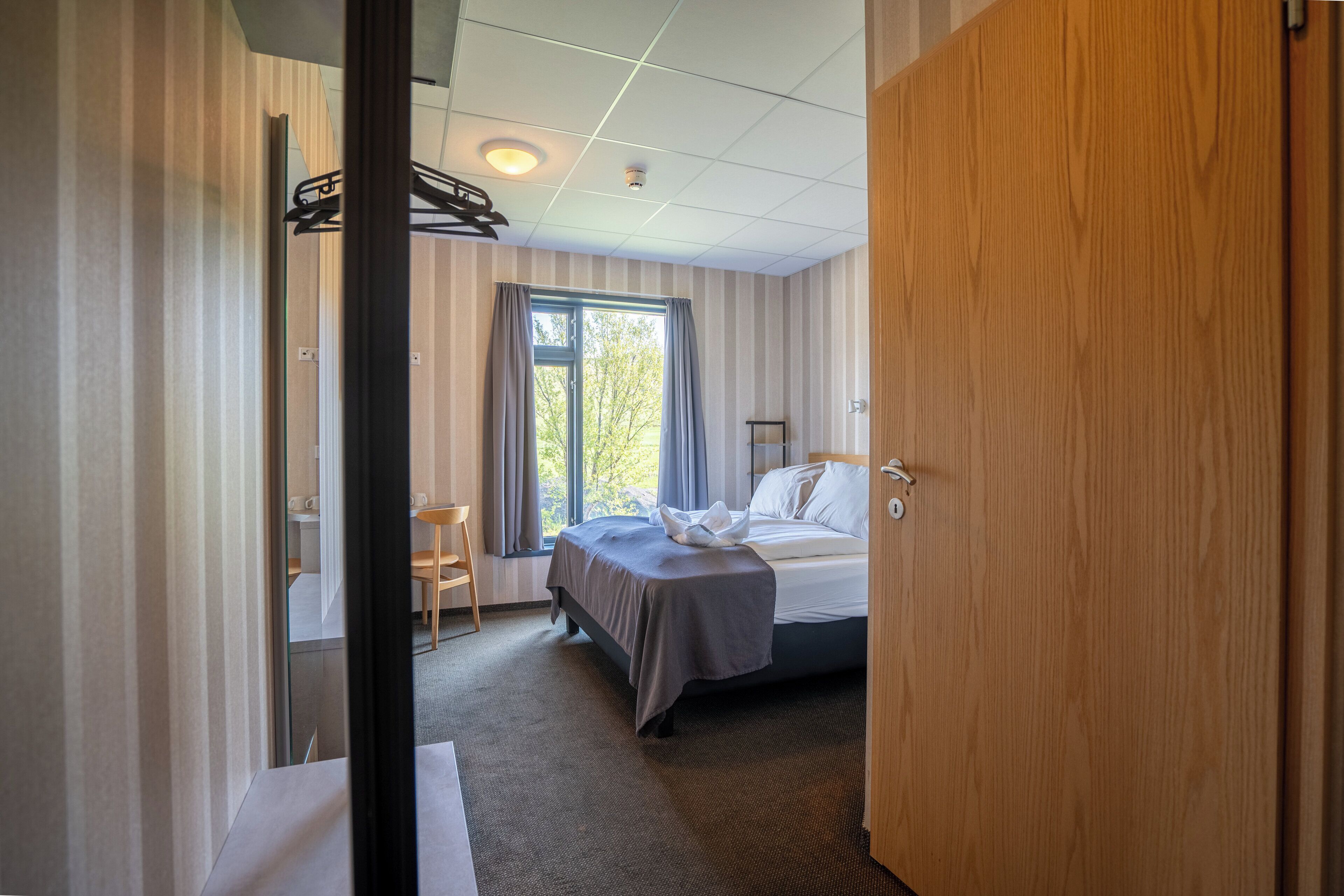 Habitación estándar con 1 cama matrimonial o 2 individuales | Espacio para trabajar con laptop, cortinas blackout y wifi gratis 