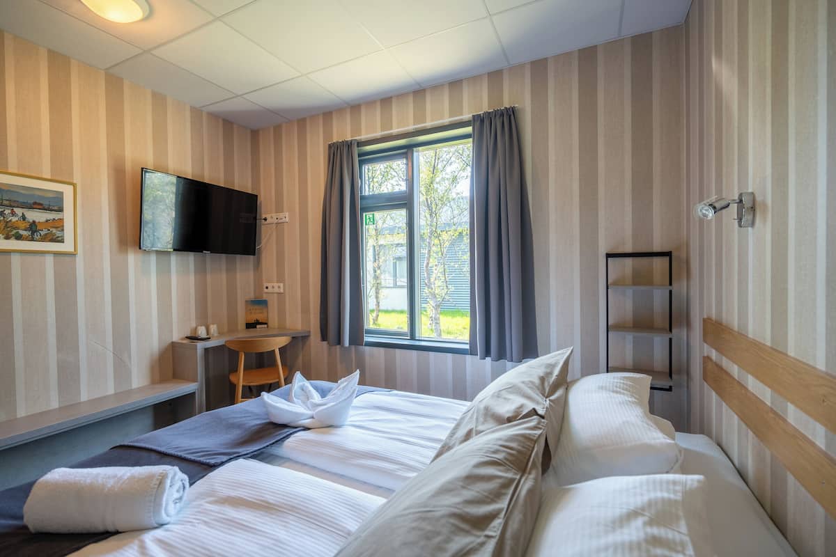 1 habitación, espacio para trabajar con laptop y cortinas blackout
