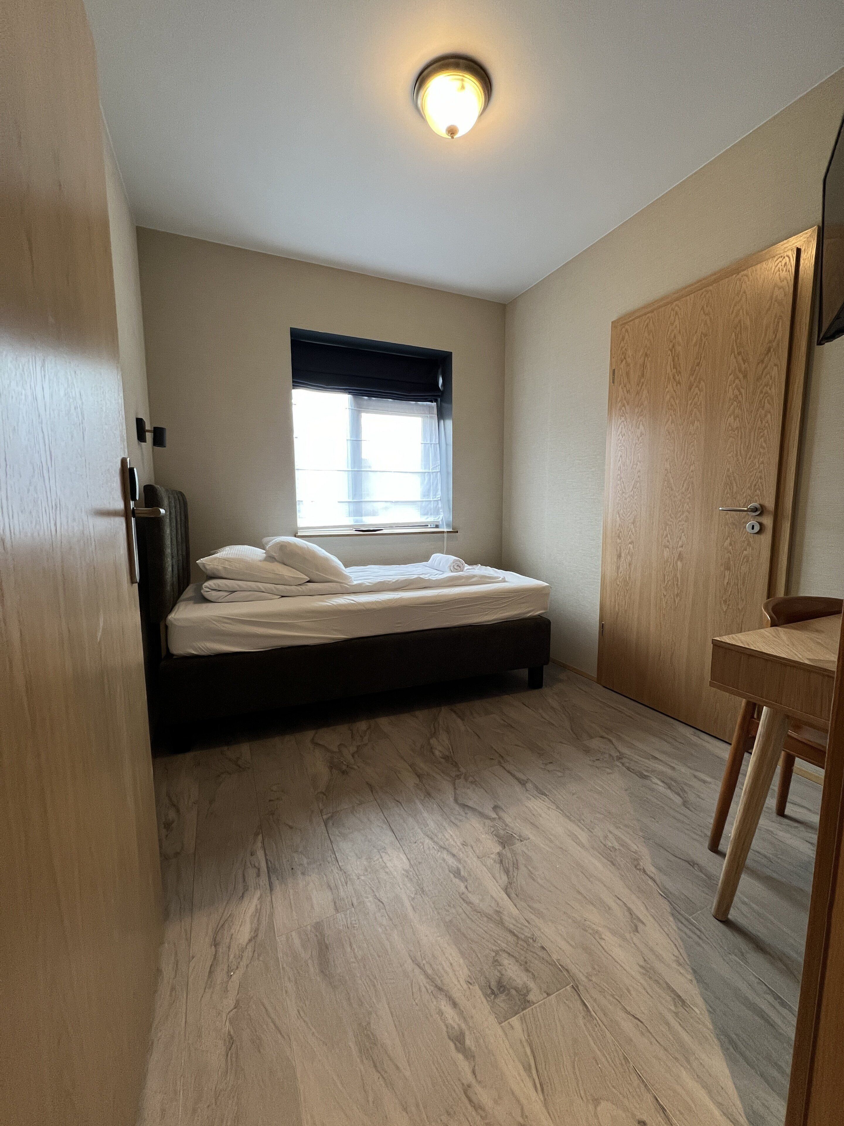 Habitación económica | Espacio para trabajar con laptop, cortinas blackout y wifi gratis 