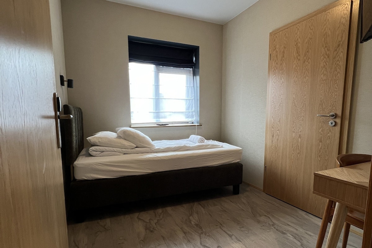 Habitación económica | Espacio para trabajar con laptop, cortinas blackout y wifi gratis