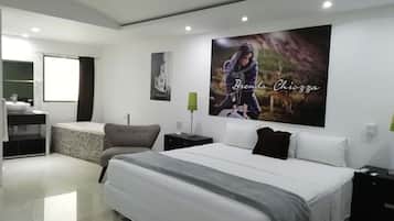 Habitación básica, 1 cama King size | Decoración personalizada, muebles diferentes y cortinas blackout