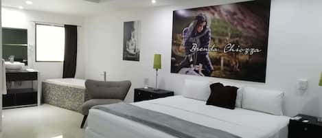 Habitación básica, 1 cama King size | Decoración personalizada, muebles diferentes y cortinas blackout