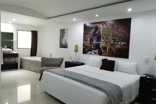 Habitación básica, 1 cama King size | Decoración personalizada, muebles diferentes y cortinas blackout