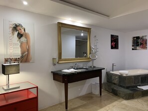 Cabezal de ducha tipo lluvia, artículos de tocador gratuitos, toallas