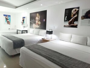 Decoración personalizada, muebles diferentes y cortinas blackout 