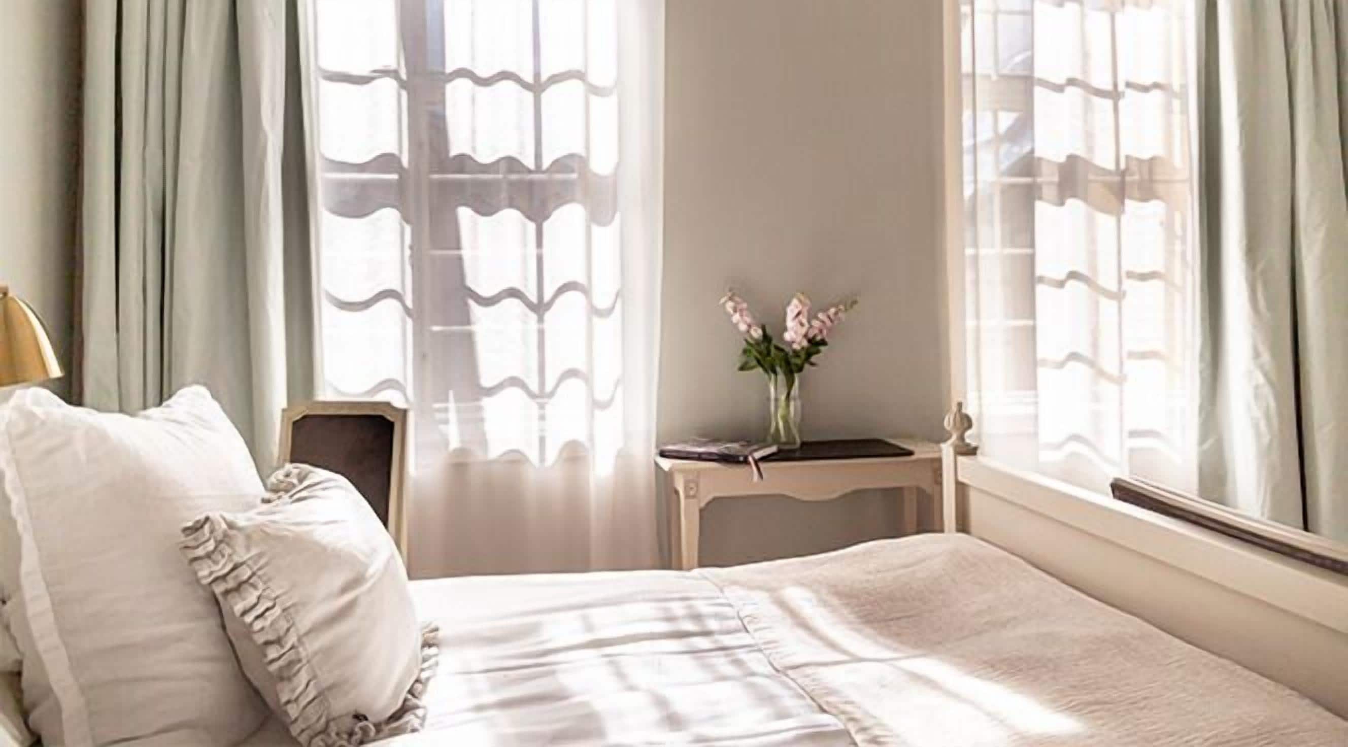 small double room (140 cm bed) | 1 bedroom, in-room safe, individually decorated, desk