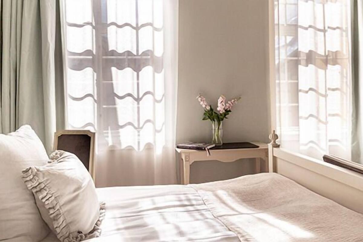 small double room (140 cm bed) | 1 bedroom, in-room safe, individually decorated, desk