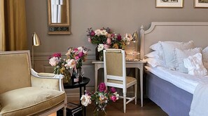 King De Luxe | Een kluis op de kamer, individueel gedecoreerd, een bureau