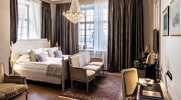 King De Luxe | Cofres nos quartos, individualmente decorados, escrivaninha