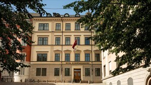 Un edificio de varios pisos con un cartel que dice 'HOTEL KUNGSTRADGARDEN'.