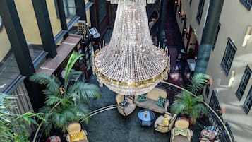 早餐,供應午餐和晚餐