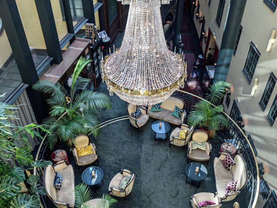 供應早餐、午餐及晚餐