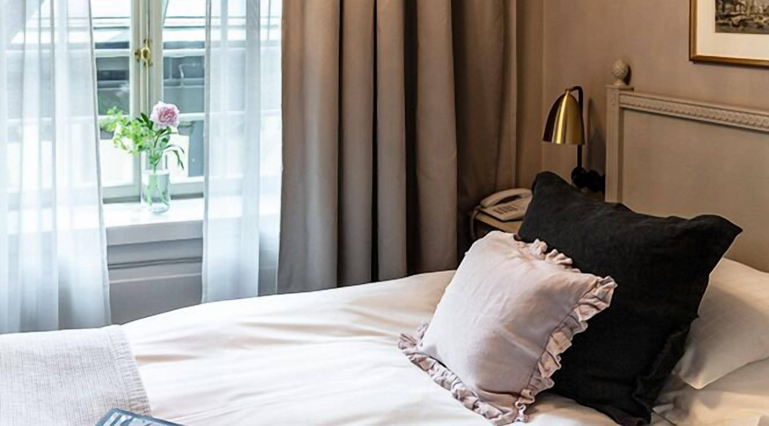 single room | 1 bedroom, in-room safe, individually decorated, desk