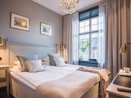 双人房 (160 cm bed) | 客房内保险箱、特色装修、办公桌、熨斗/熨衣板