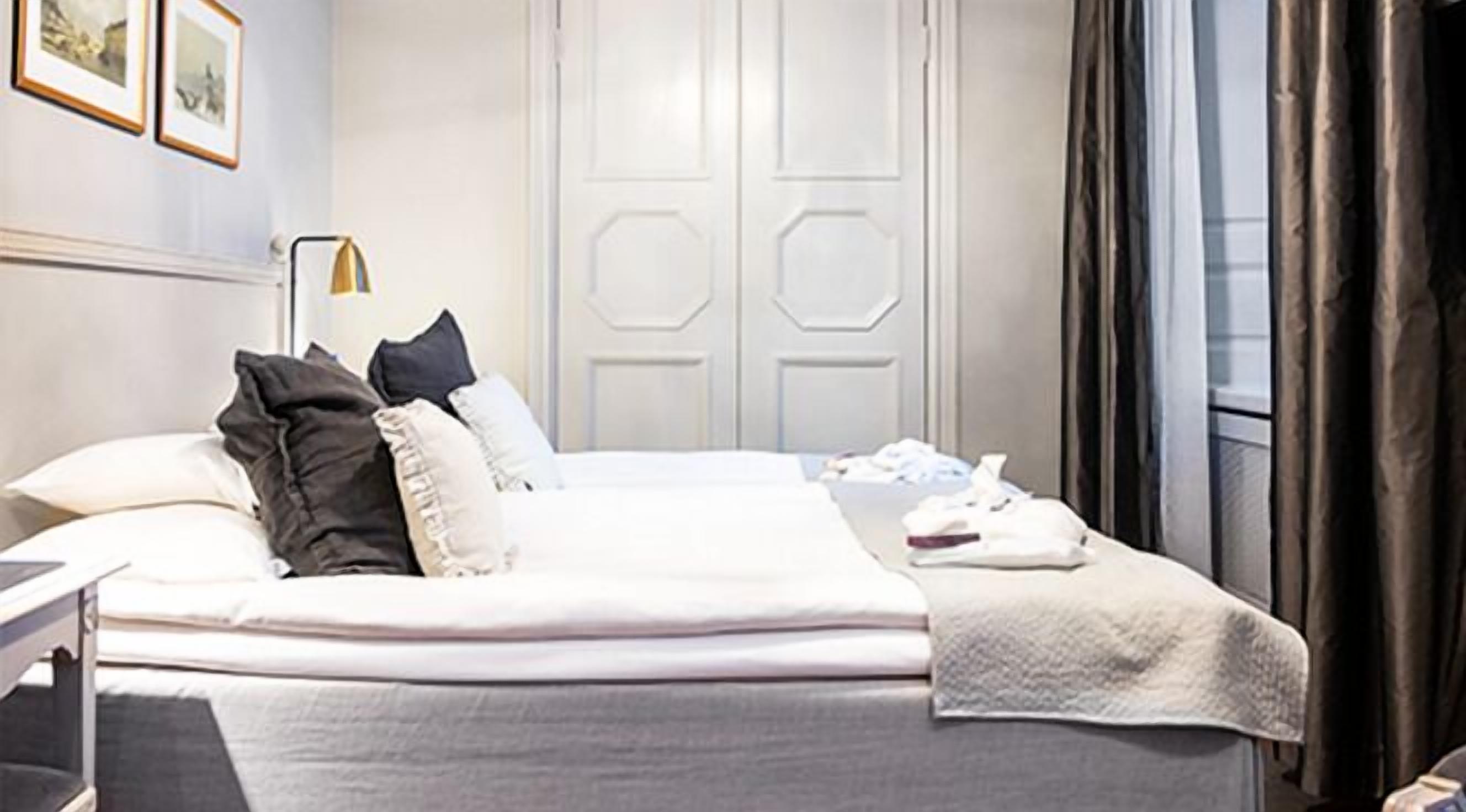 small double room (140 cm bed) | 1 bedroom, in-room safe, individually decorated, desk