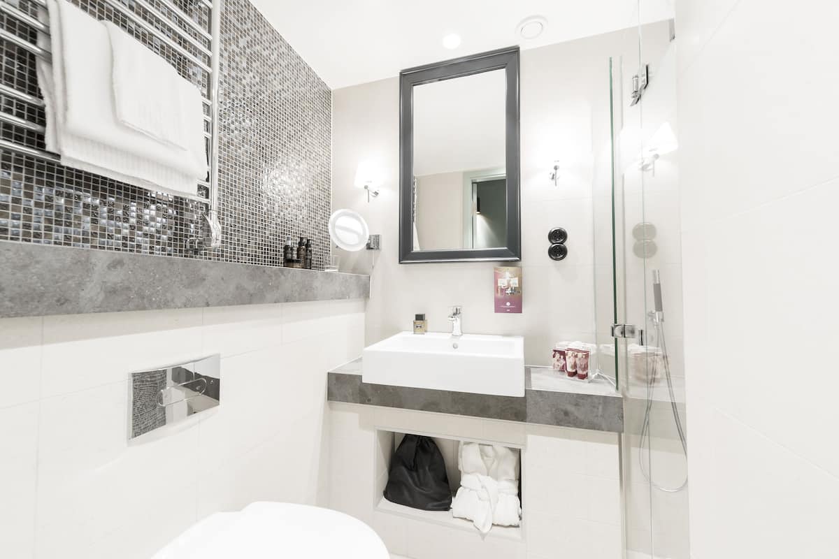 small double room (140 cm bed) | bathroom | shower, hair dryer, towels