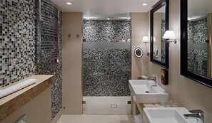 King De Luxe | Badkamer | Een douche, een haardroger, handdoeken