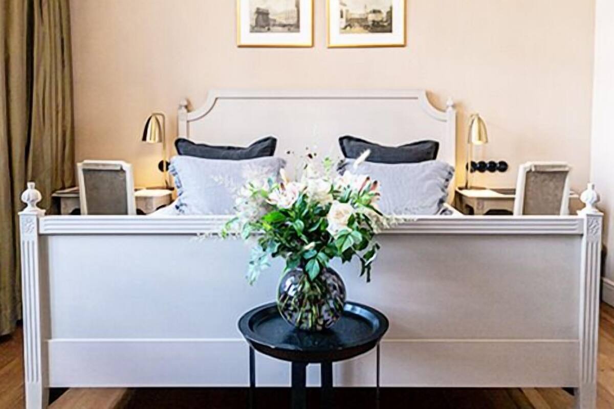 double room (160 cm bed) | 1 bedroom, in-room safe, individually decorated, desk