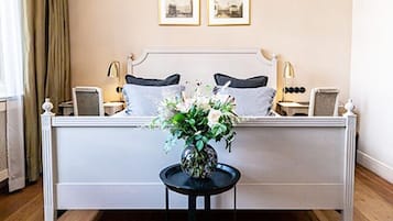 Double Room (160 cm bed) | In-room safe, individually decorated, desk, iron/ironing board