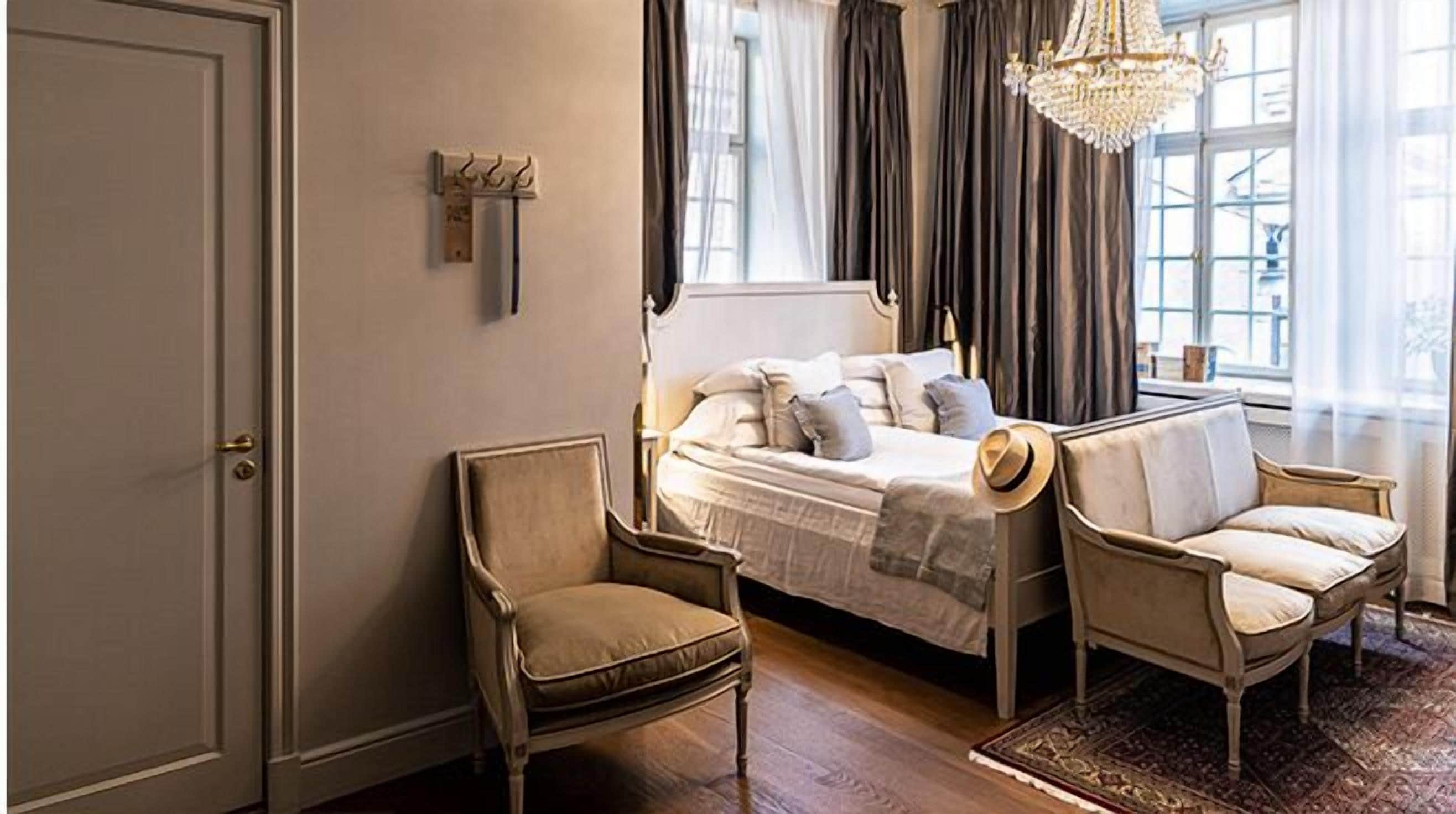 king de luxe | 1 bedroom, in-room safe, individually decorated, desk