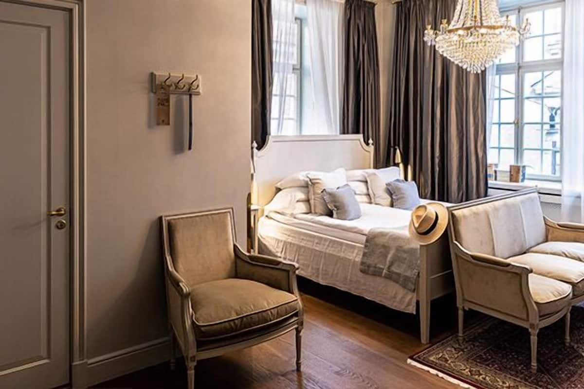 king de luxe | 1 bedroom, in-room safe, individually decorated, desk