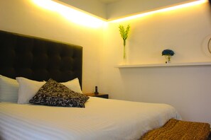 Rom, 1 kingsize-seng, hageutsikt | Safe på rommet, individuelt dekorert, individuelt innredet og skrivebord