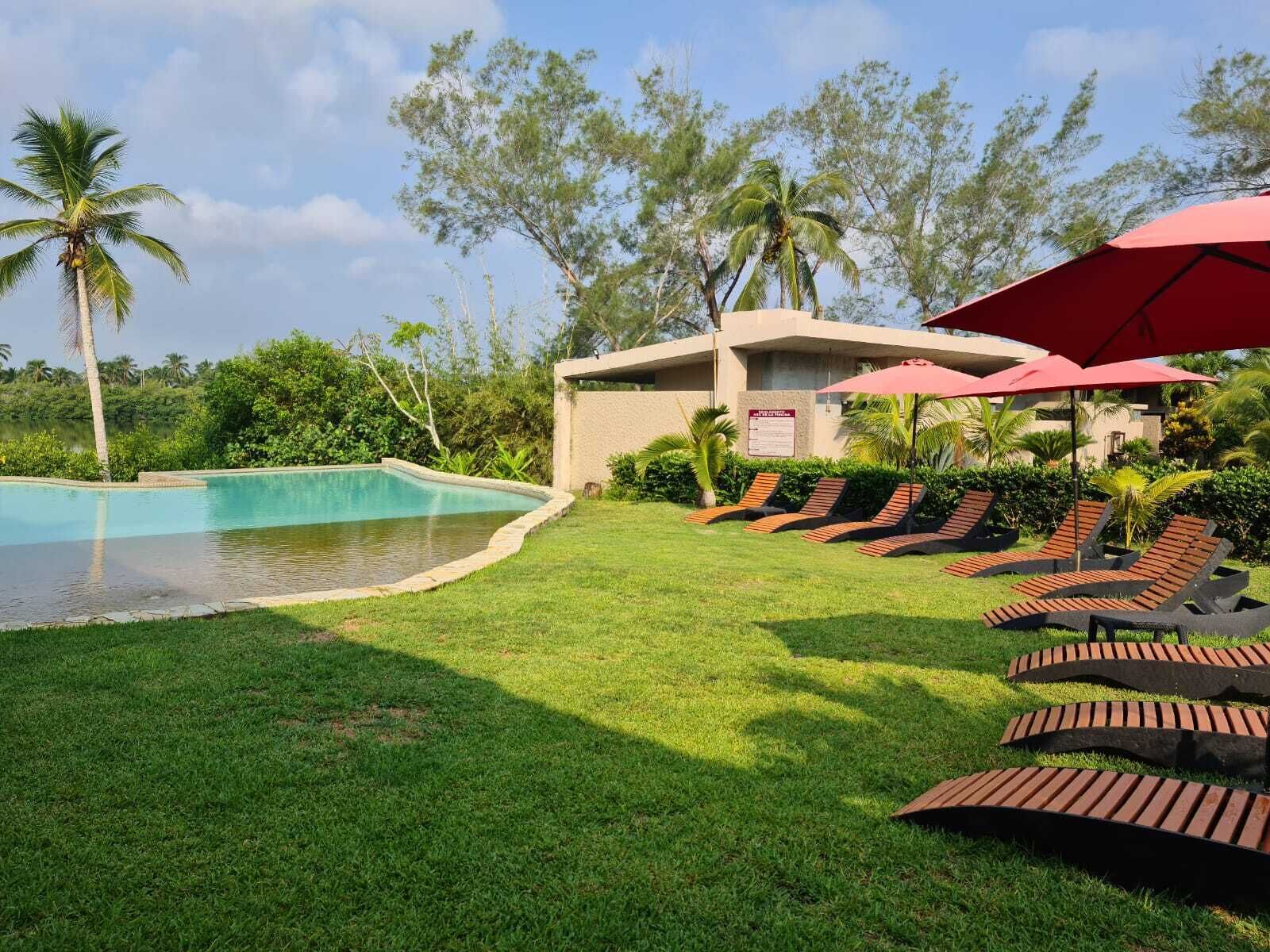 2 albercas al aire libre, sombrillas en la alberca y camastros 