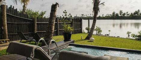 Habitación, 1 cama King size, vista a la laguna | Caja de seguridad en la habitación y decoración personalizada