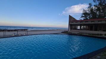 2 piscinas externas, guarda-sóis, espreguiçadeiras