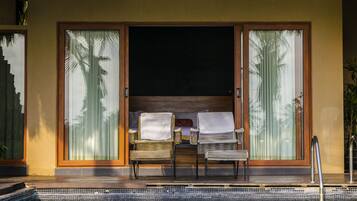 Habitación, 1 cama King size, vista a la laguna | Caja de seguridad en la habitación y decoración personalizada