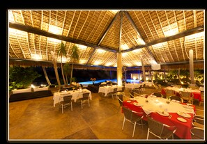 供应早餐、午餐和晚餐，海鲜