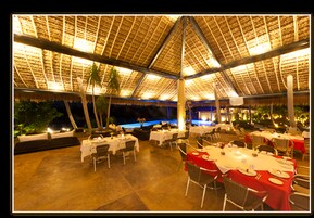 供应早餐、午餐和晚餐，海鲜