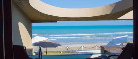 Kamer, 1 kingsize bed, uitzicht op zee | Uitzicht op strand/zee