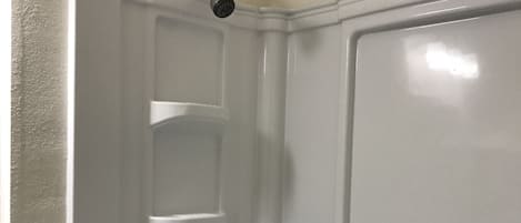 Combined shower/tub, free toiletries, hair dryer, towels