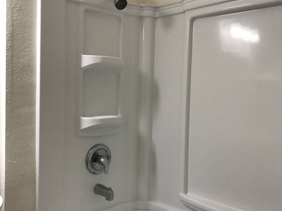Ducha y bañera combinadas y artículos de higiene personal gratuitos